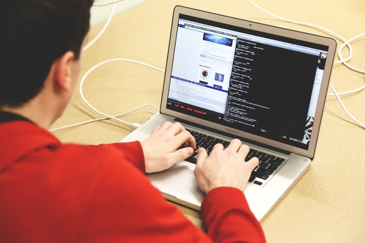laptop-desk-computer-macbook